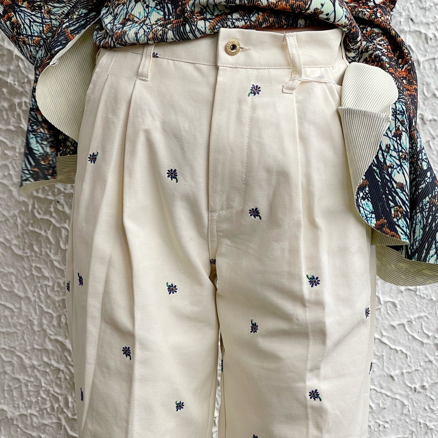 FLOWER EMBROIDERY TUCK PANTS feat.UNIVERSALOVERALL / IVORY / フラワー刺繍タックパンツ