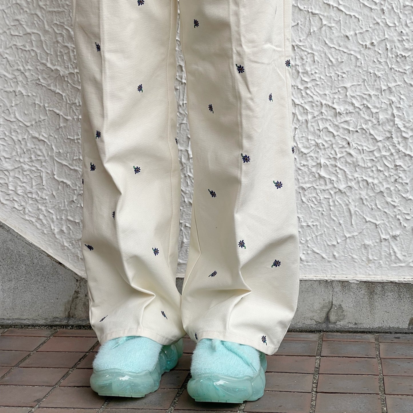 FLOWER EMBROIDERY TUCK PANTS feat.UNIVERSALOVERALL / IVORY / フラワー刺繍タックパンツ