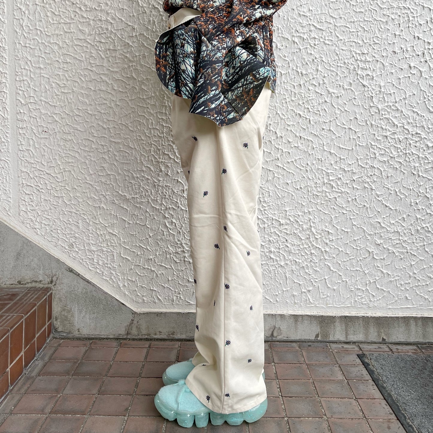 FLOWER EMBROIDERY TUCK PANTS feat.UNIVERSALOVERALL / IVORY / フラワー刺繍タックパンツ