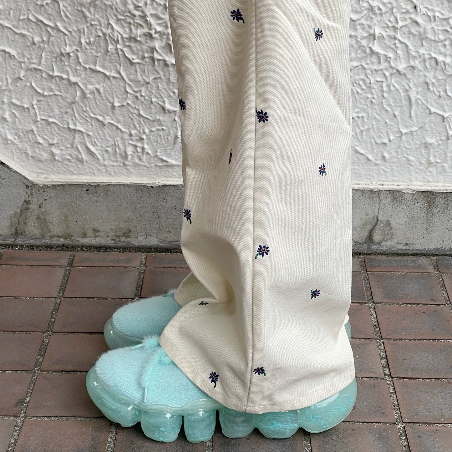 FLOWER EMBROIDERY TUCK PANTS feat.UNIVERSALOVERALL / IVORY / フラワー刺繍タックパンツ