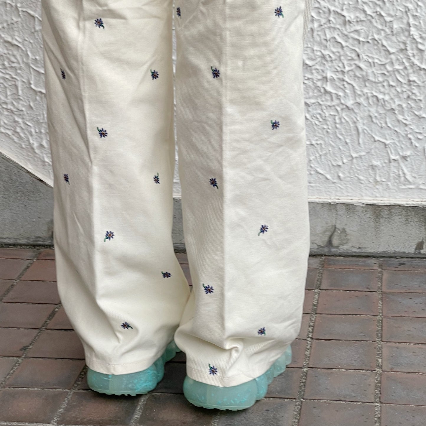 FLOWER EMBROIDERY TUCK PANTS feat.UNIVERSALOVERALL / IVORY / フラワー刺繍タックパンツ