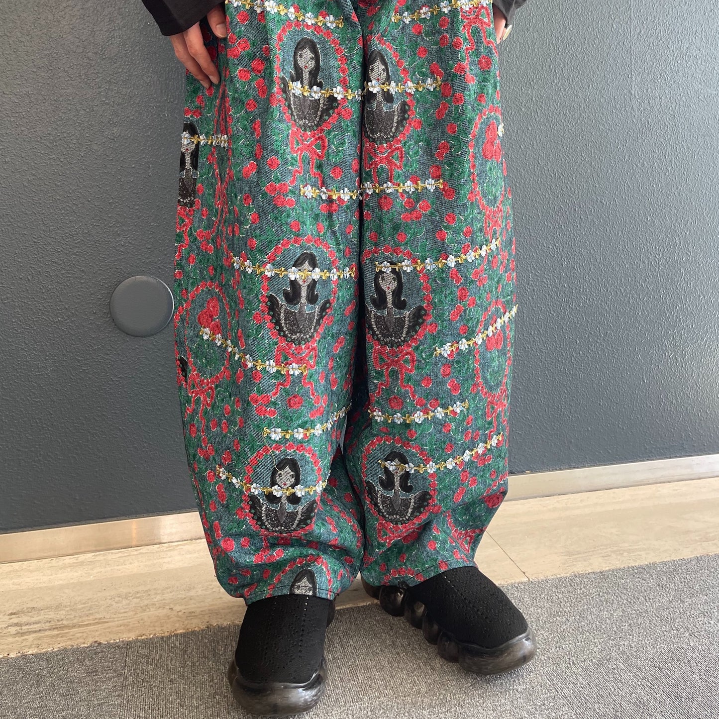 TUCK DENIM PANTS GIRL PRINT PATTERN / BLUE GIRL / プリントデニムパンツ
