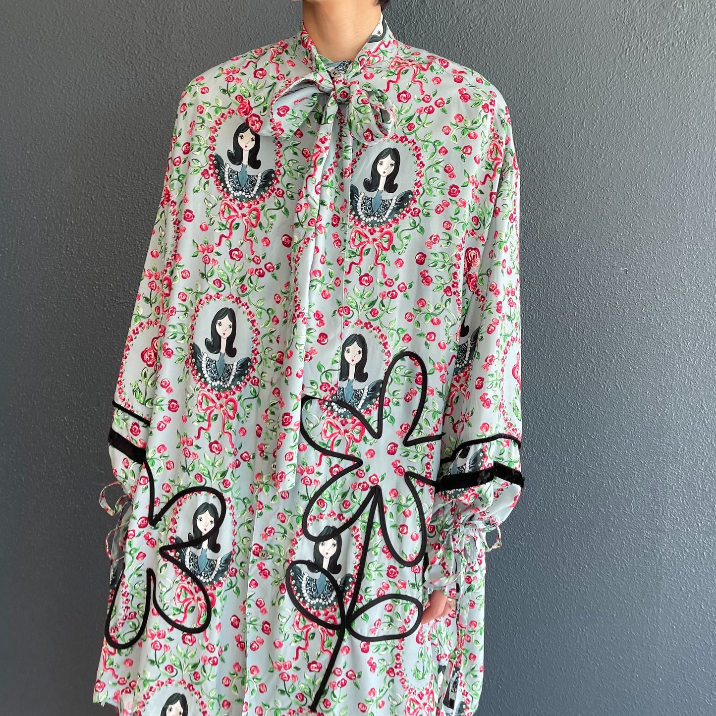 BOWTIE SHIRT GIRL PRINT PATTERN / BLUE GIRL / ボウタイシャツ