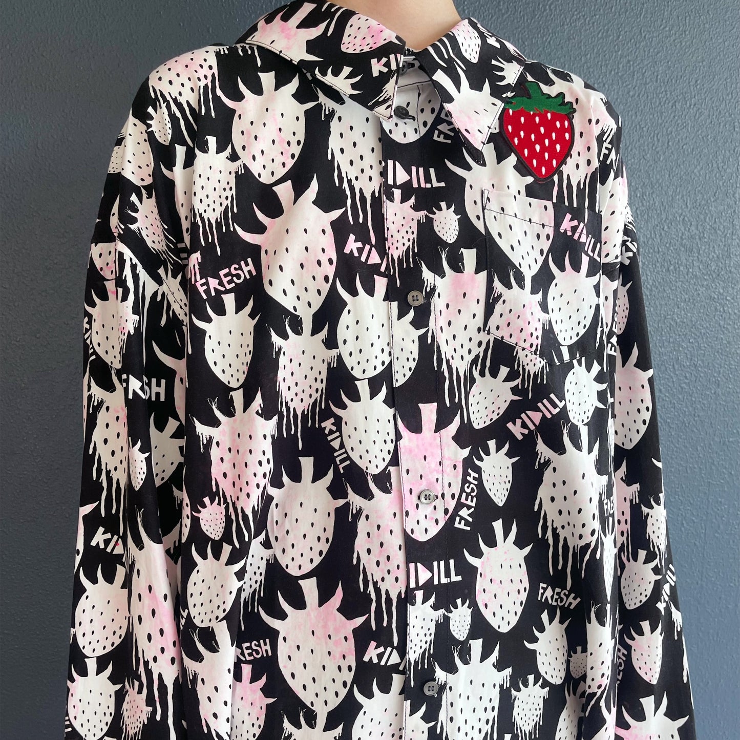 STRAWBERRY OVERSIZED SHIRT / BLACK × WHITE STRAWBERRY / ストロベリーシャツ【Brett Westfallコラボレーション】