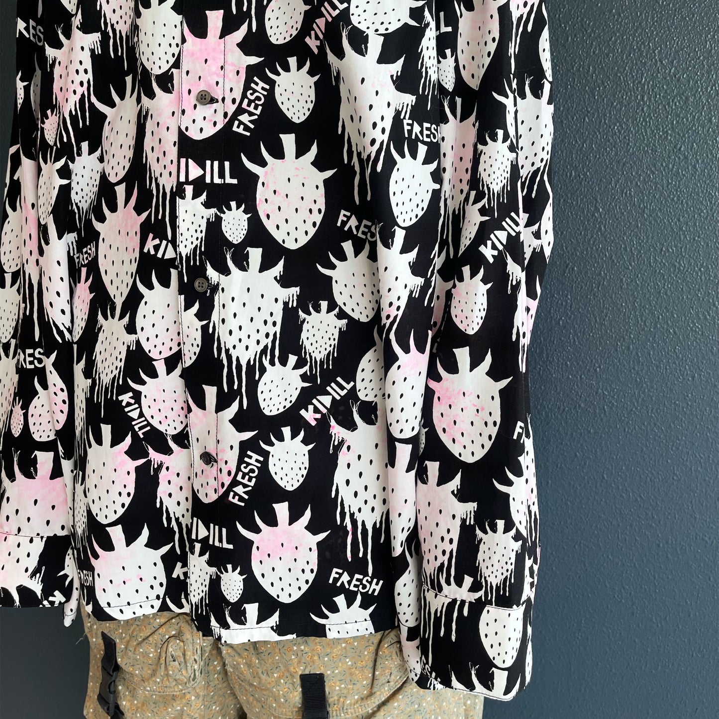 STRAWBERRY OVERSIZED SHIRT / BLACK × WHITE STRAWBERRY / ストロベリーシャツ【Brett Westfallコラボレーション】