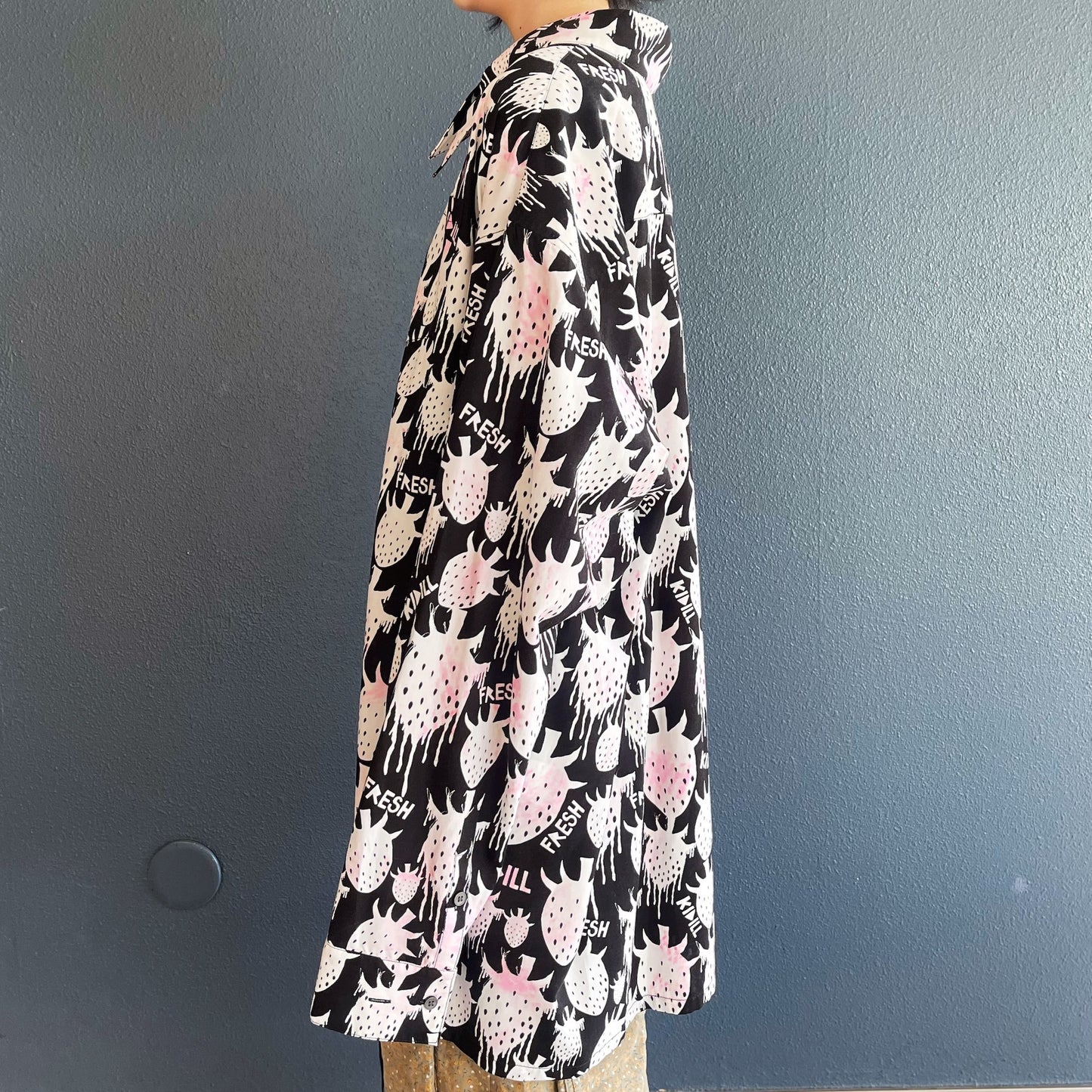 STRAWBERRY OVERSIZED SHIRT / BLACK × WHITE STRAWBERRY / ストロベリーシャツ【Brett Westfallコラボレーション】