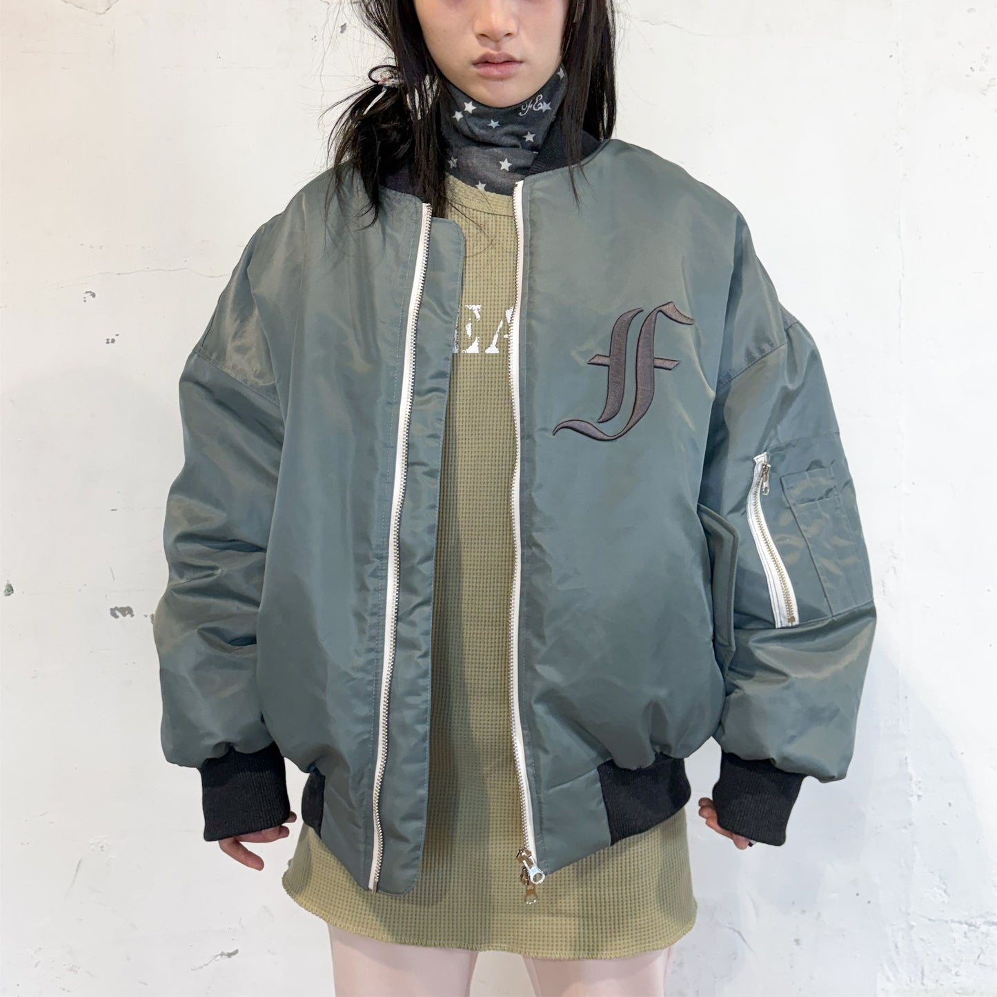 [F.E.E.S] patch bomber padded jacket / grey / リバーシブルダウンジャケット