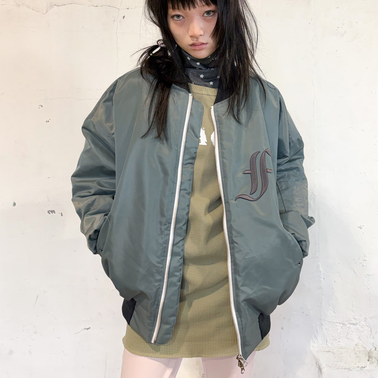 [F.E.E.S] patch bomber padded jacket / grey / リバーシブルダウンジャケット