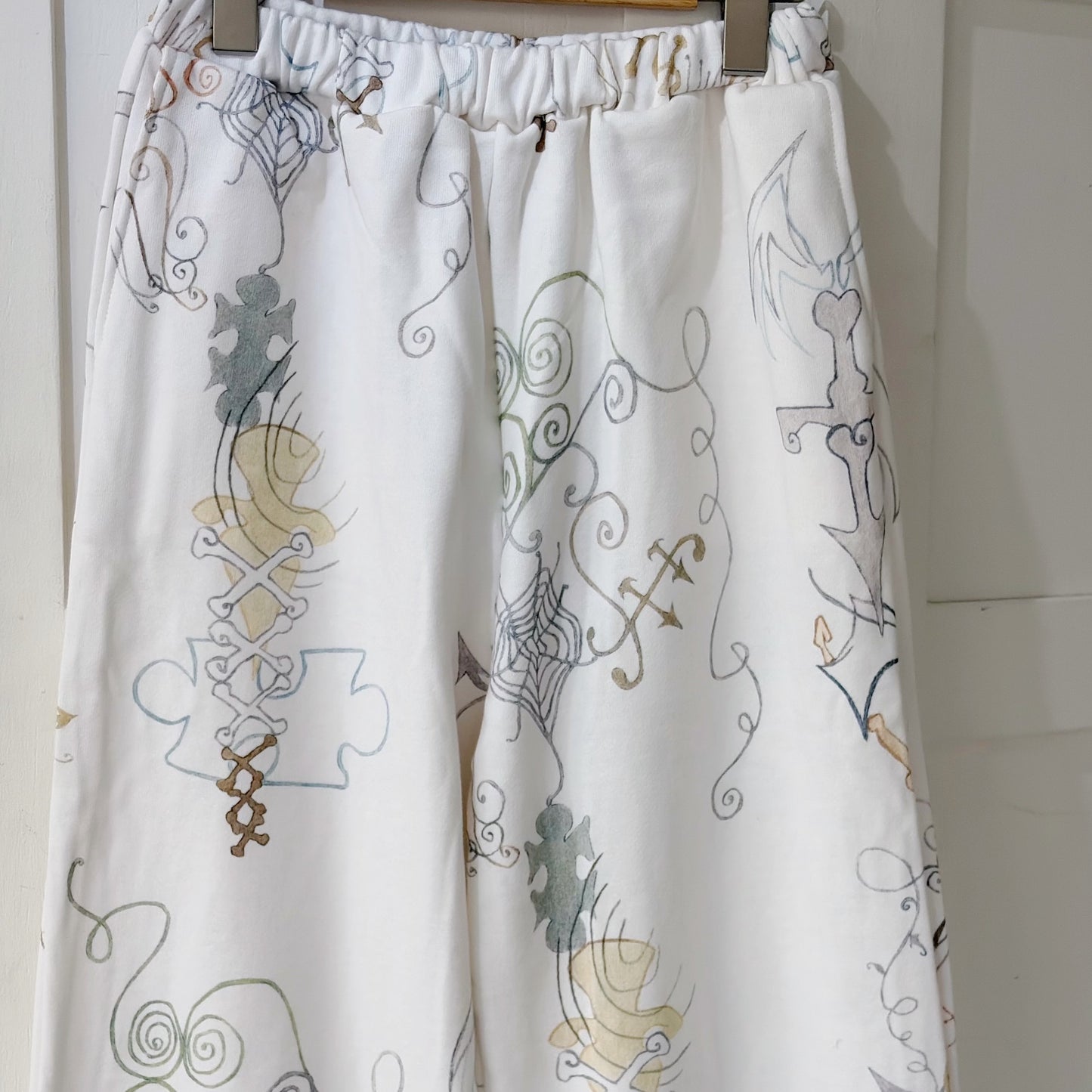 【Collabolation with Lee Haesun】Haesun Long sweat pants-Straight / White / グラフィックスウェットパンツ