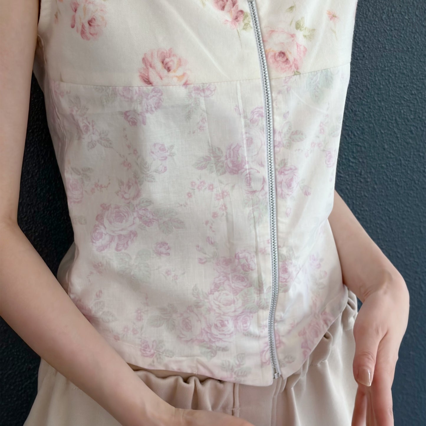 no sleeve zip up vest / flower / ノースリーブジップアップベスト
