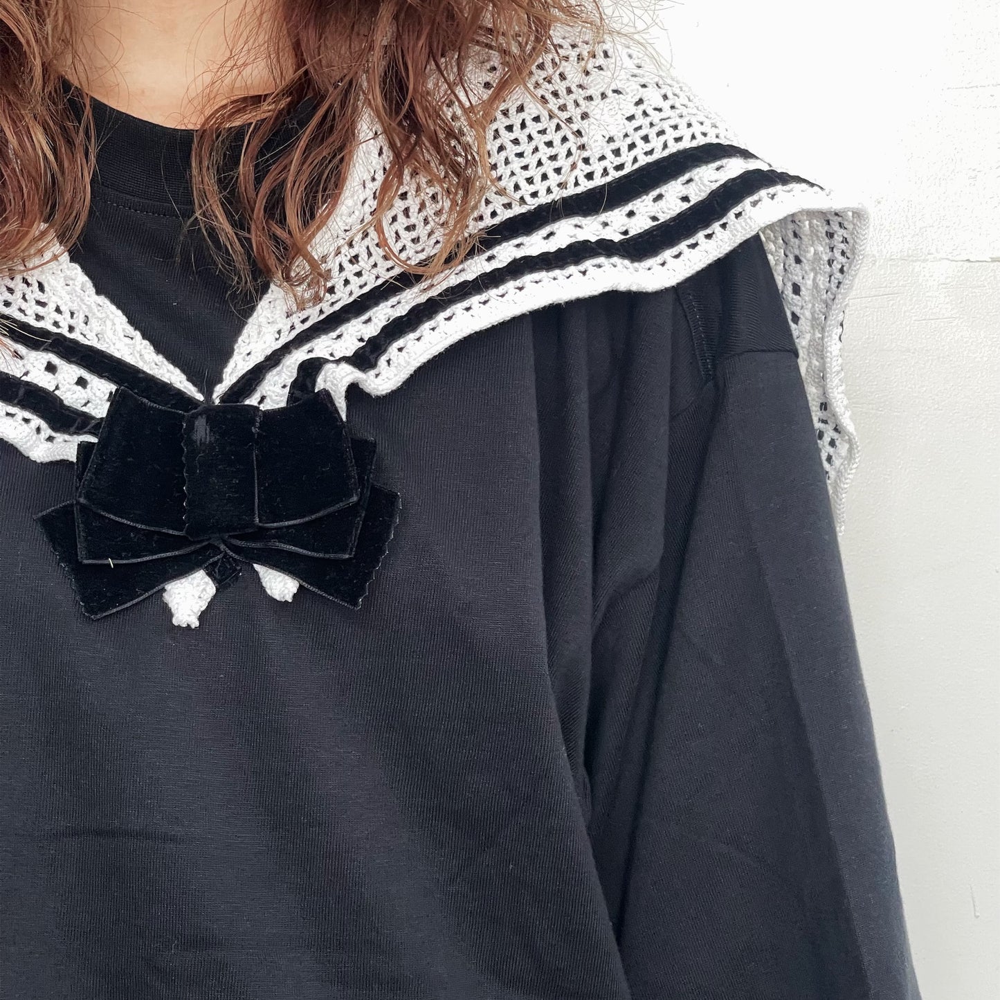OVERSIZED CROPPED T-SHIRT, UPCYCLED COTTON CROCHET COLLAR AND VELVET RIBBONS / BLACK & WHITE / クロシェセーラーカラーTシャツ