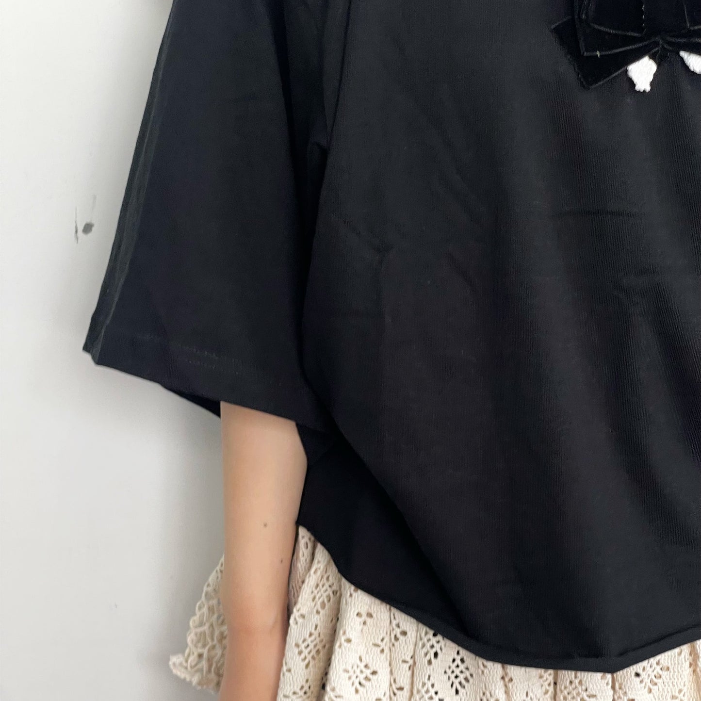 OVERSIZED CROPPED T-SHIRT, UPCYCLED COTTON CROCHET COLLAR AND VELVET RIBBONS / BLACK & WHITE / クロシェセーラーカラーTシャツ