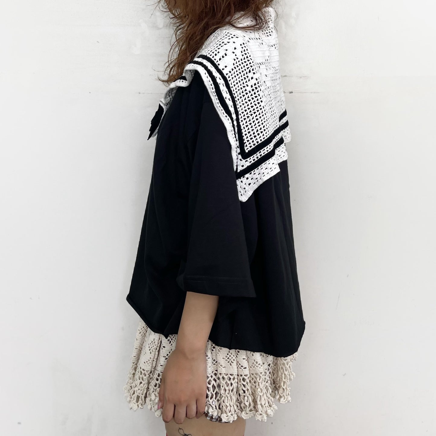 OVERSIZED CROPPED T-SHIRT, UPCYCLED COTTON CROCHET COLLAR AND VELVET RIBBONS / BLACK & WHITE / クロシェセーラーカラーTシャツ