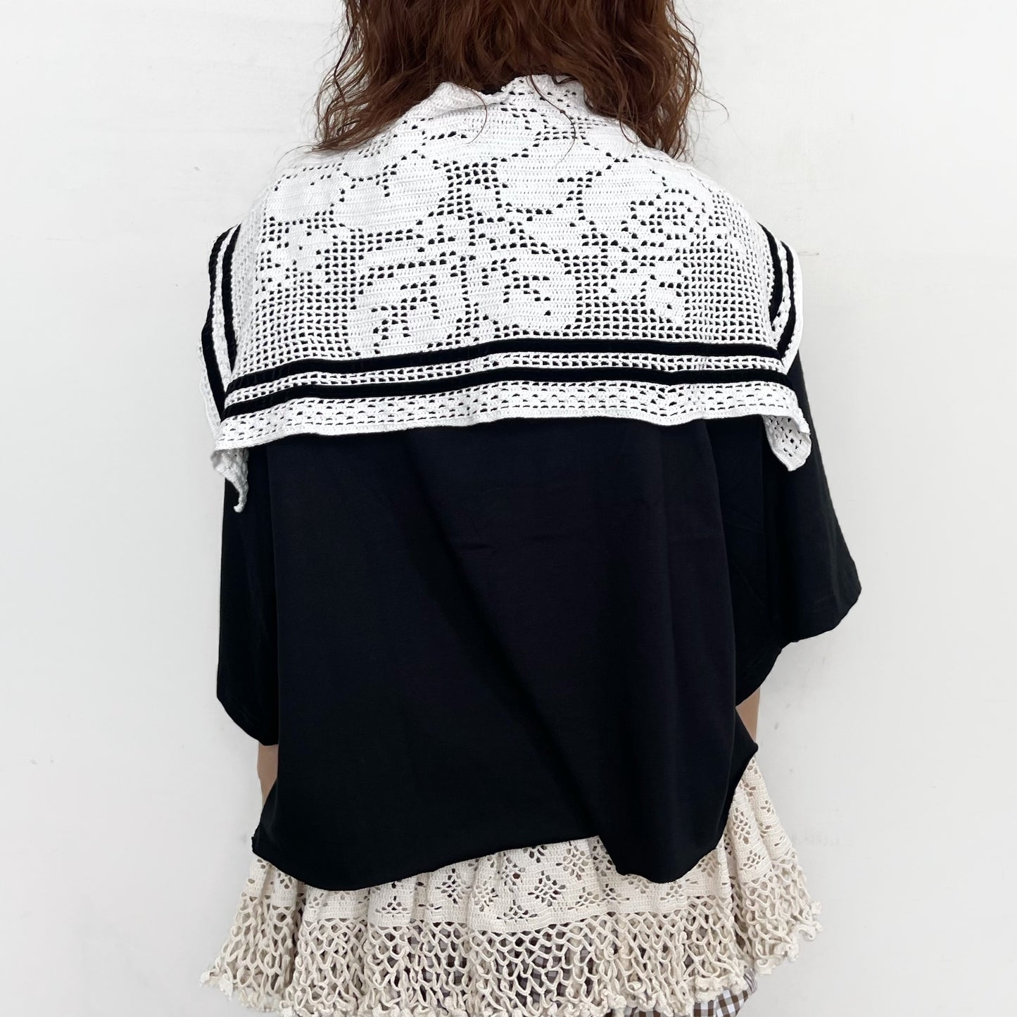 OVERSIZED CROPPED T-SHIRT, UPCYCLED COTTON CROCHET COLLAR AND VELVET RIBBONS / BLACK & WHITE / クロシェセーラーカラーTシャツ