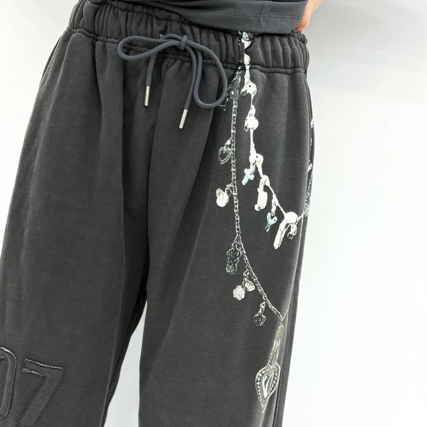 Raw Edge Graphic Sweatpants / Charcoal / プリントスウェット