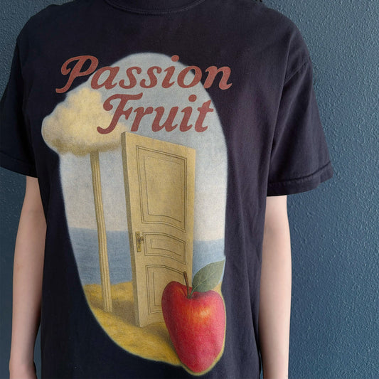 SOUVENIR T-SHIRT PASSION FRUIT / BLACK / グラフィックTシャツ