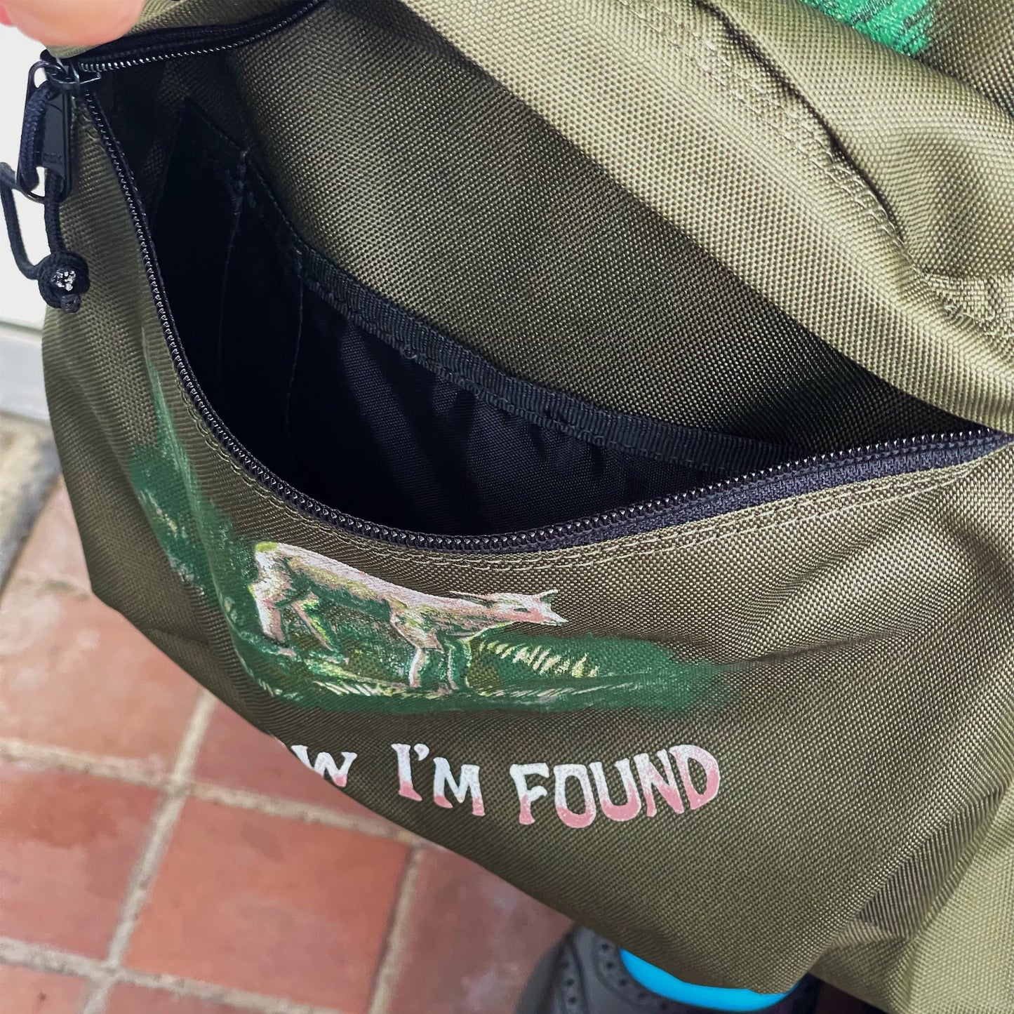 I'M FOUND BACKPACK / KHAKI / グラフィックプリントバックパック