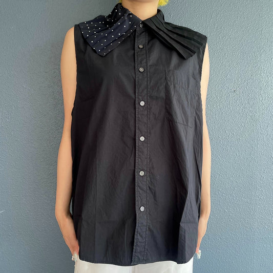 PLEATED COLLAR SLEEVELESS SHIRT / BLACK / プリーツカラースリーブレスシャツ