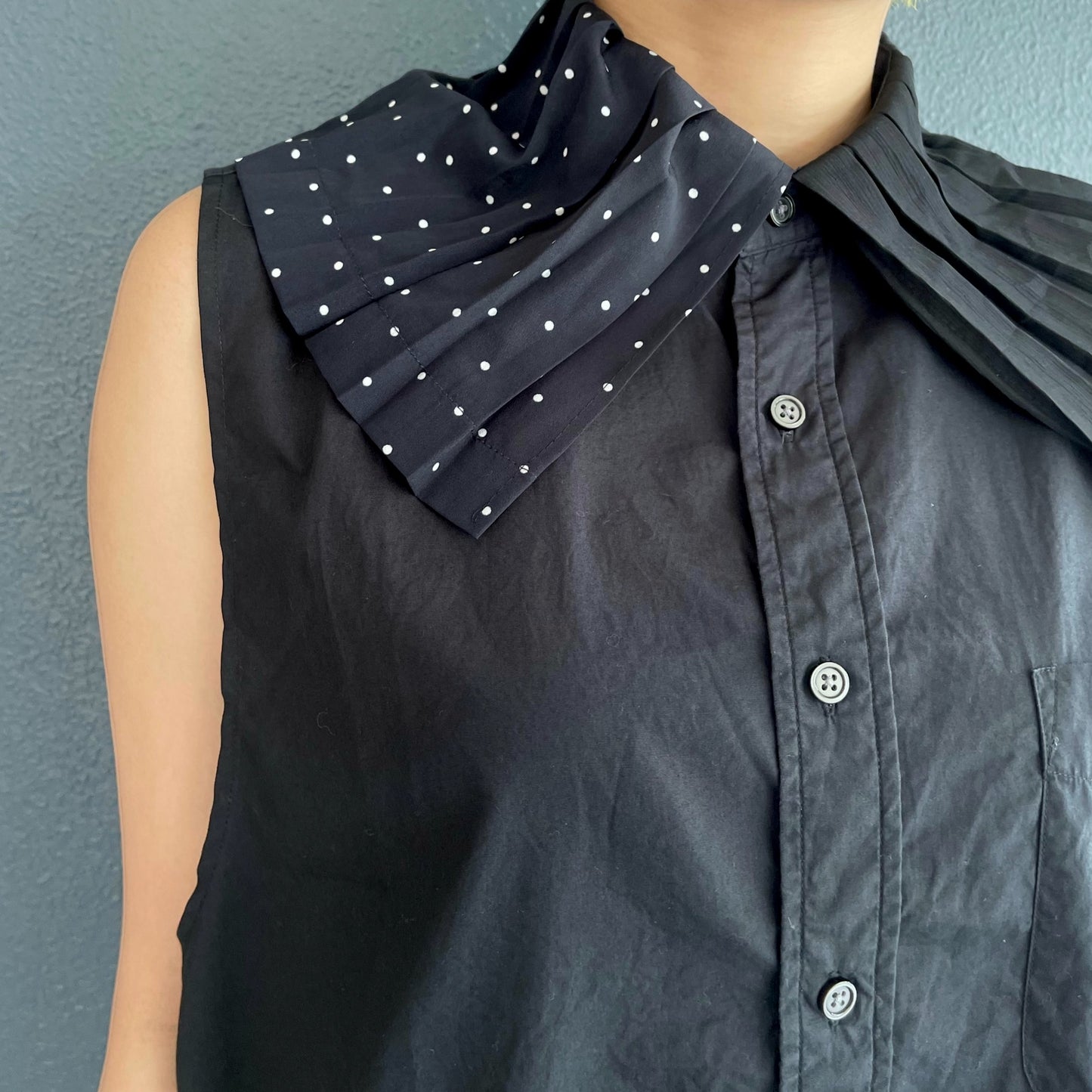 PLEATED COLLAR SLEEVELESS SHIRT / BLACK / プリーツカラースリーブレスシャツ