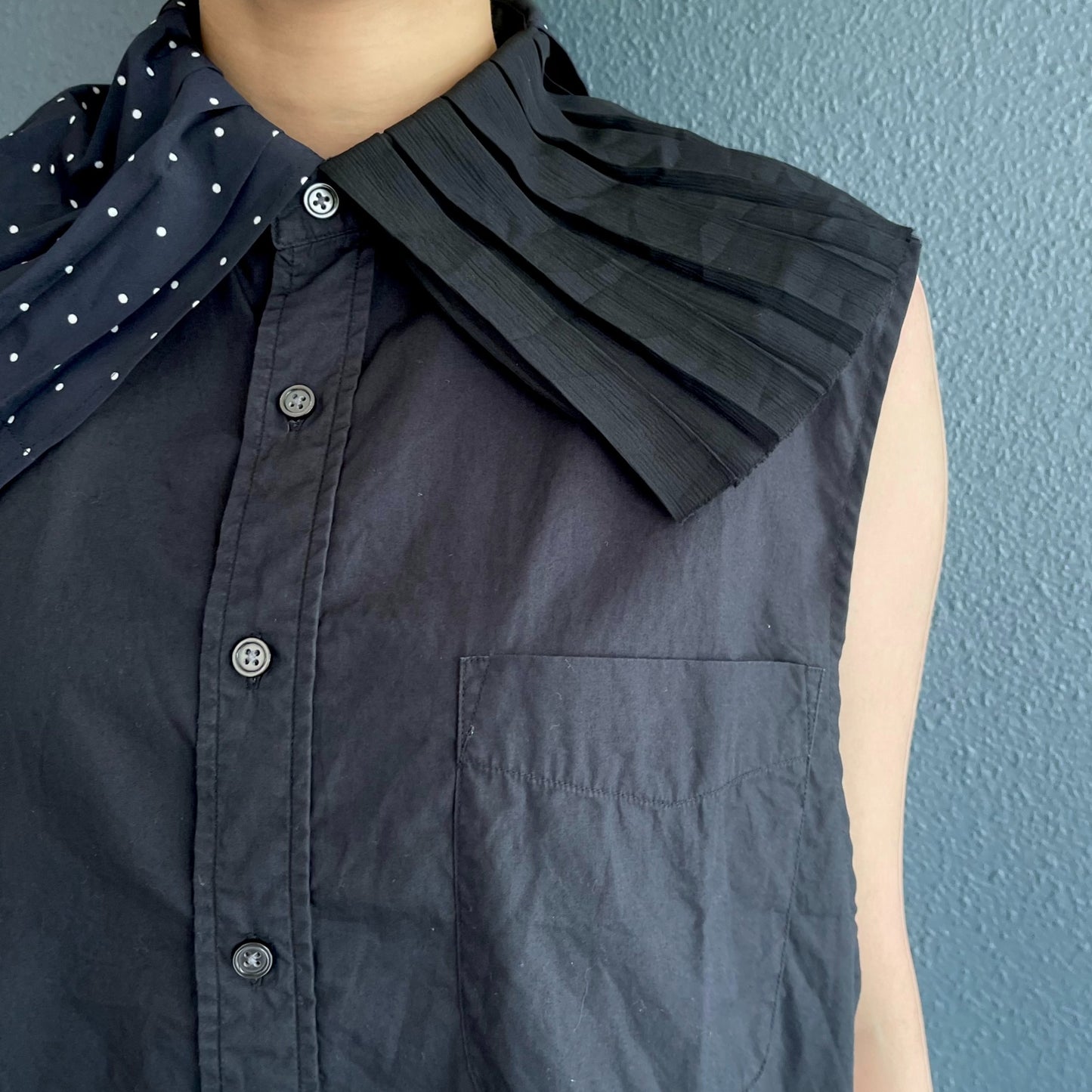PLEATED COLLAR SLEEVELESS SHIRT / BLACK / プリーツカラースリーブレスシャツ
