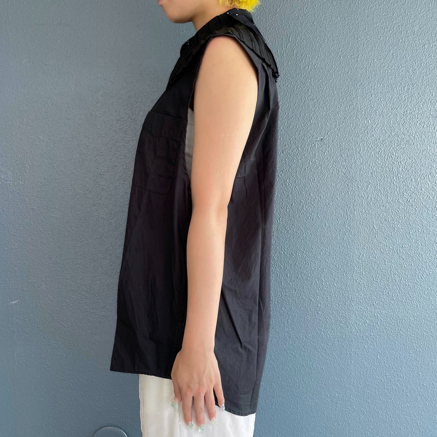 PLEATED COLLAR SLEEVELESS SHIRT / BLACK / プリーツカラースリーブレスシャツ