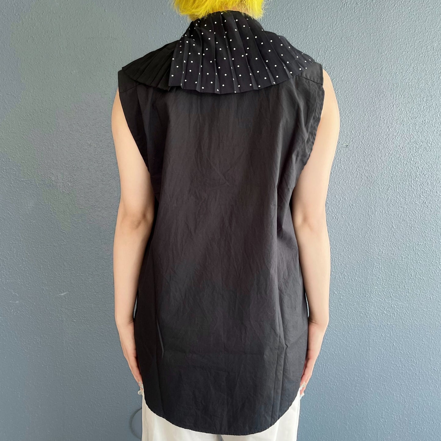 PLEATED COLLAR SLEEVELESS SHIRT / BLACK / プリーツカラースリーブレスシャツ