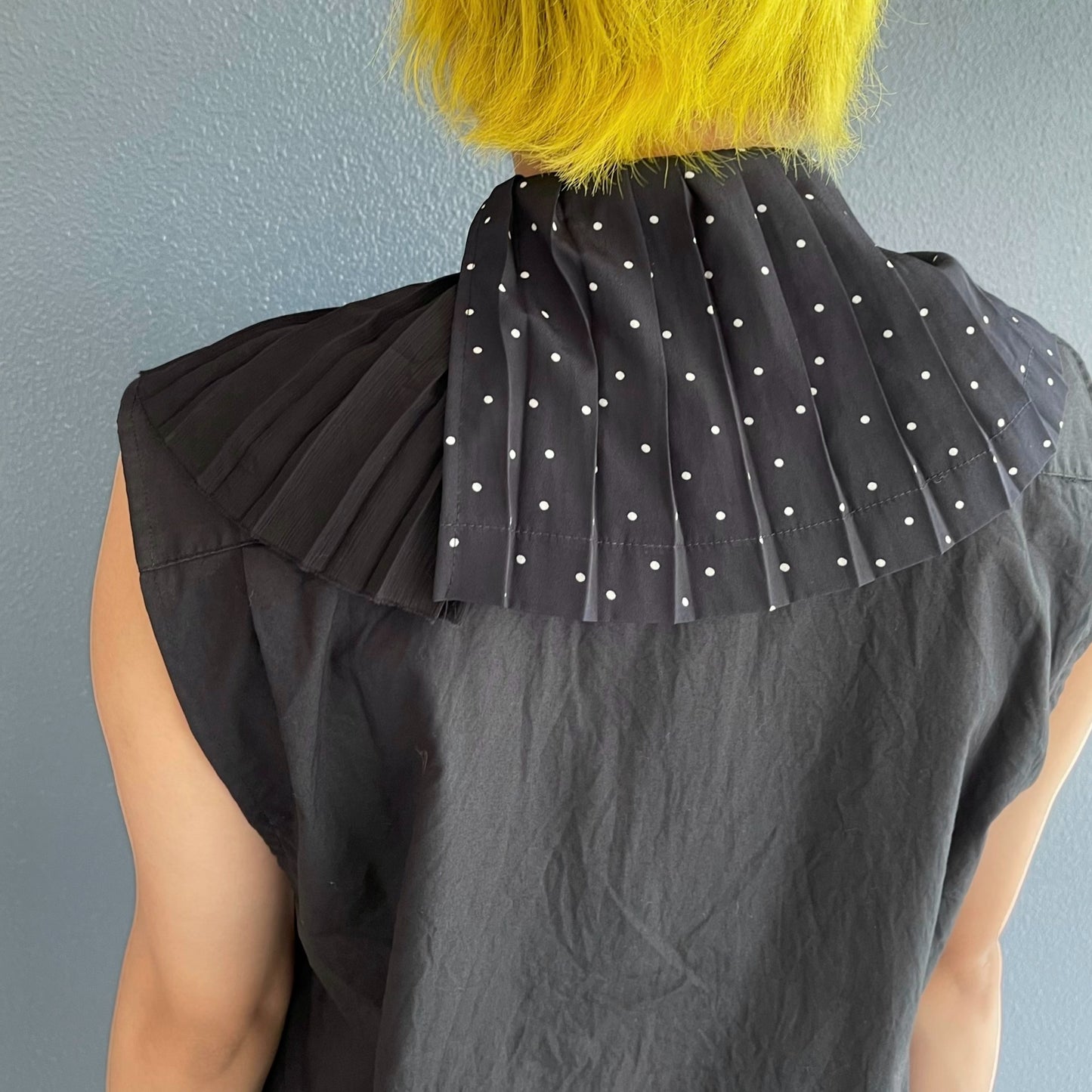 PLEATED COLLAR SLEEVELESS SHIRT / BLACK / プリーツカラースリーブレスシャツ