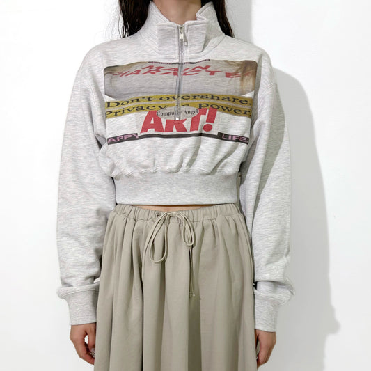 CROPPED HALF-ZIP "MAIN CHARACTER" SWEAT / GRAY / ハーフジップスウェット