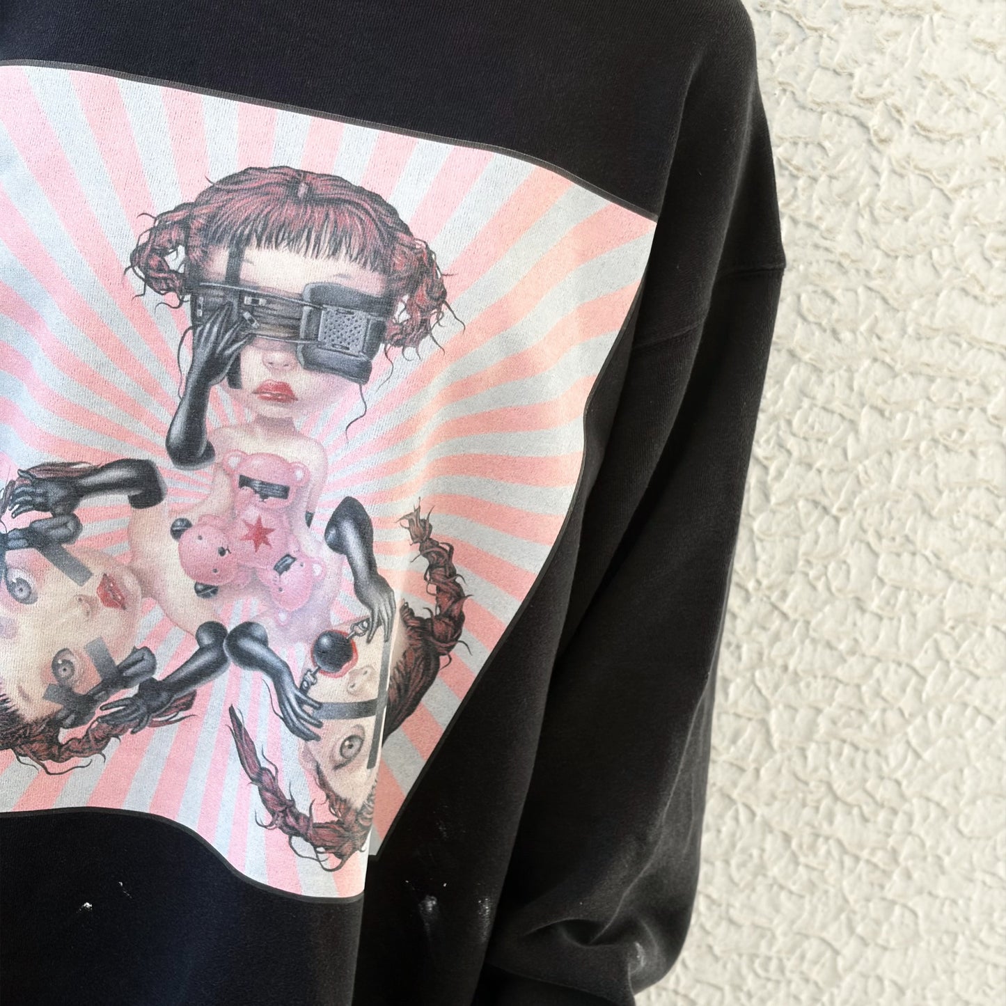 EVIL2023 PULLOVER SWEAT BIOSTONE  WASHED ARTWORK BY TREVOR BROWN / BLACK / グラフィックプリントスウェット