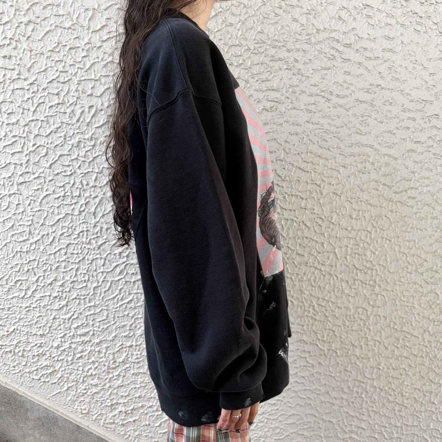 EVIL2023 PULLOVER SWEAT BIOSTONE  WASHED ARTWORK BY TREVOR BROWN / BLACK / グラフィックプリントスウェット