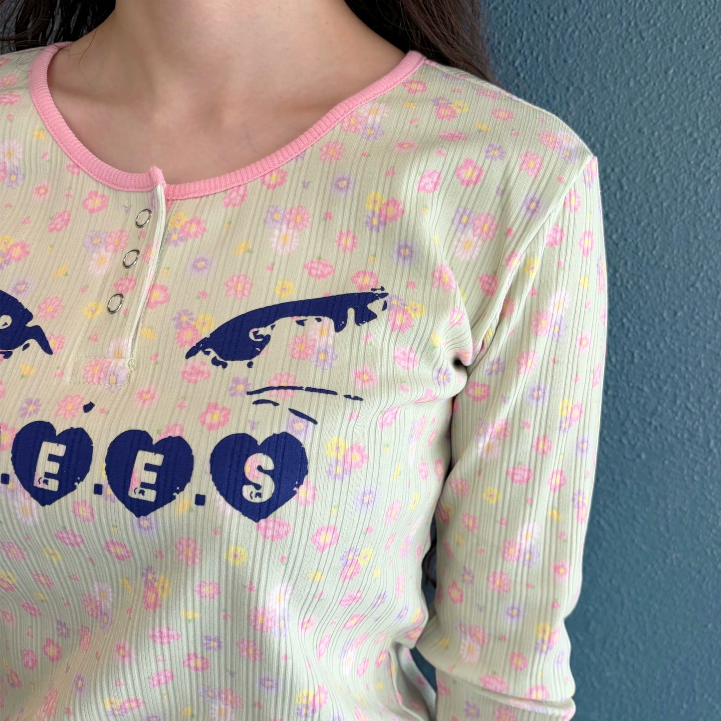 [F.E.E.S] kitty button flower top / pistachio / プリントフラワートップ