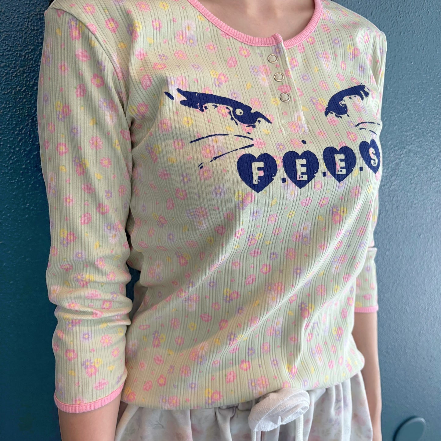 [F.E.E.S] kitty button flower top / pistachio / プリントフラワートップ