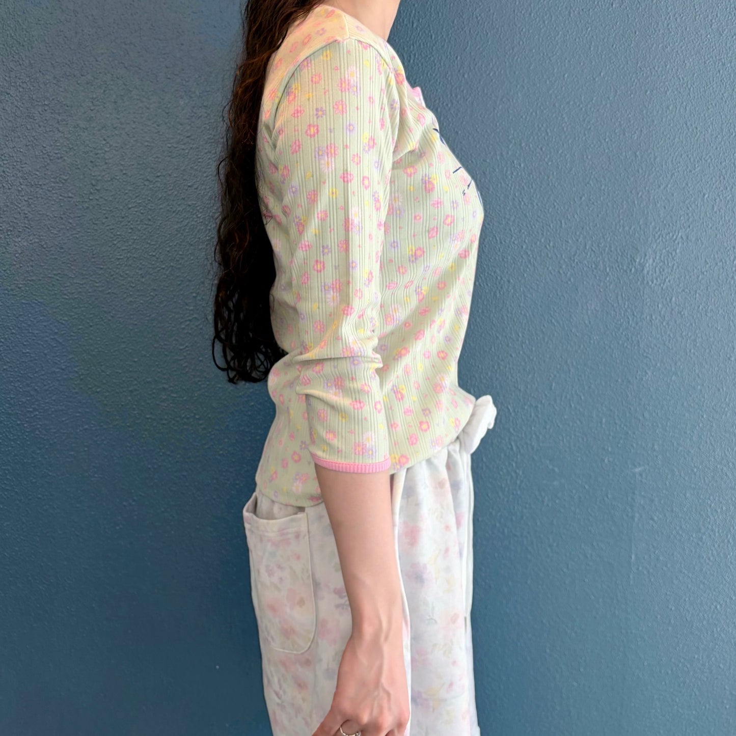 [F.E.E.S] kitty button flower top / pistachio / プリントフラワートップ