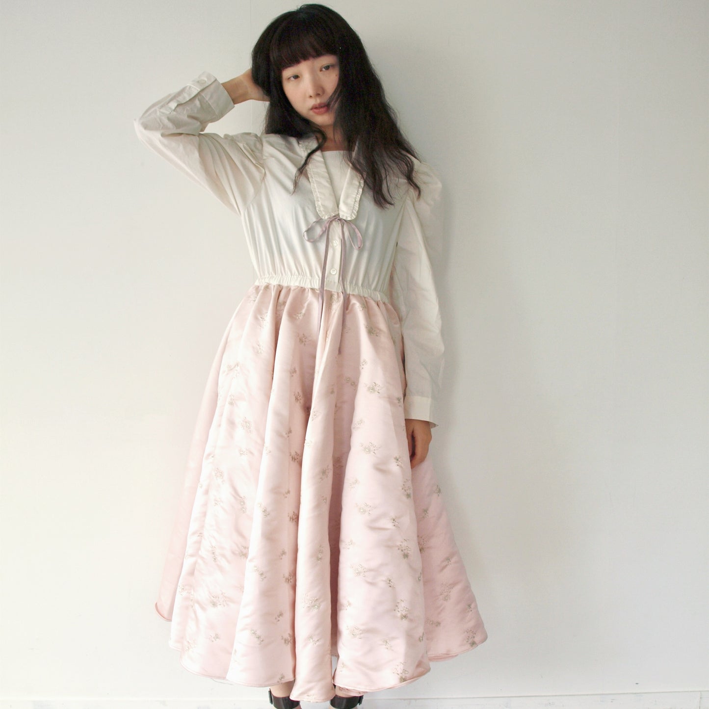 THIN COLLAR DRESS / BABY PINK / 刺繍ドレス