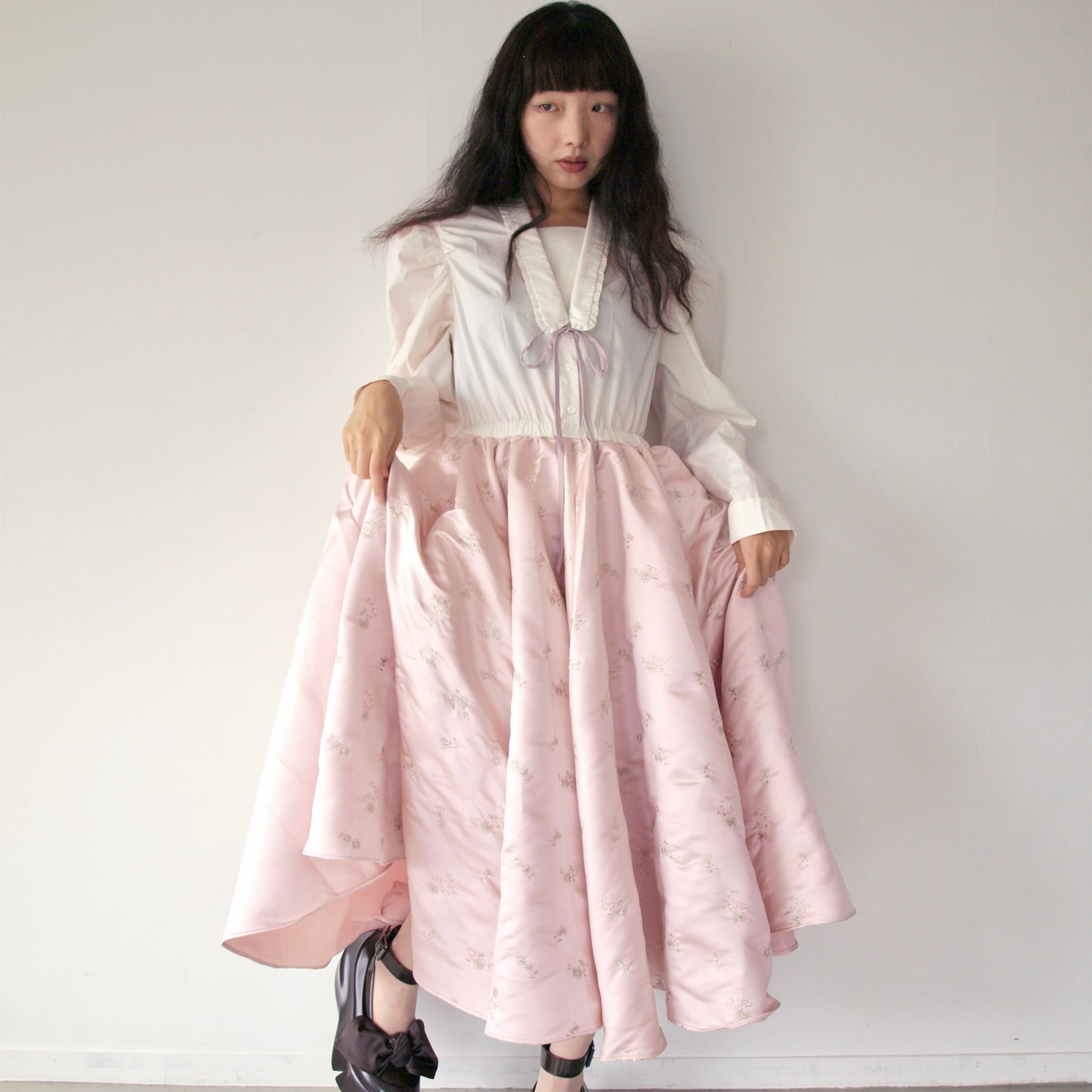 THIN COLLAR DRESS / BABY PINK / 刺繍ドレス