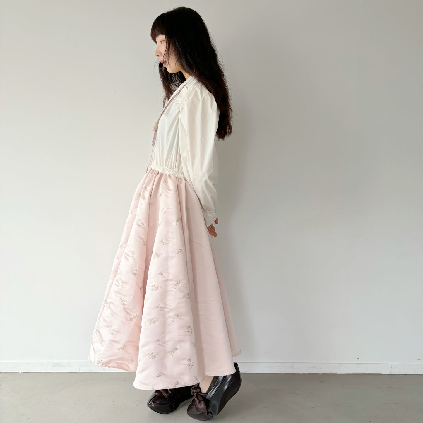 THIN COLLAR DRESS / BABY PINK / 刺繍ドレス