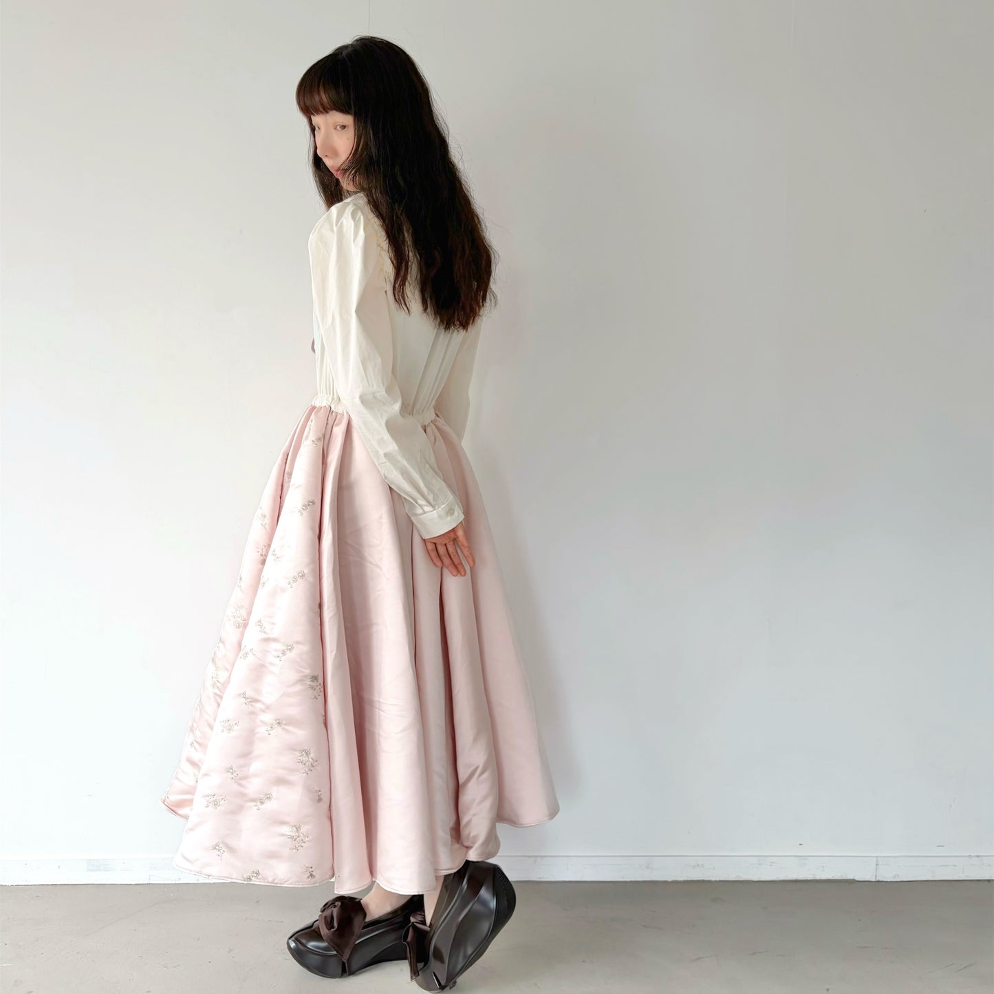 THIN COLLAR DRESS / BABY PINK / 刺繍ドレス