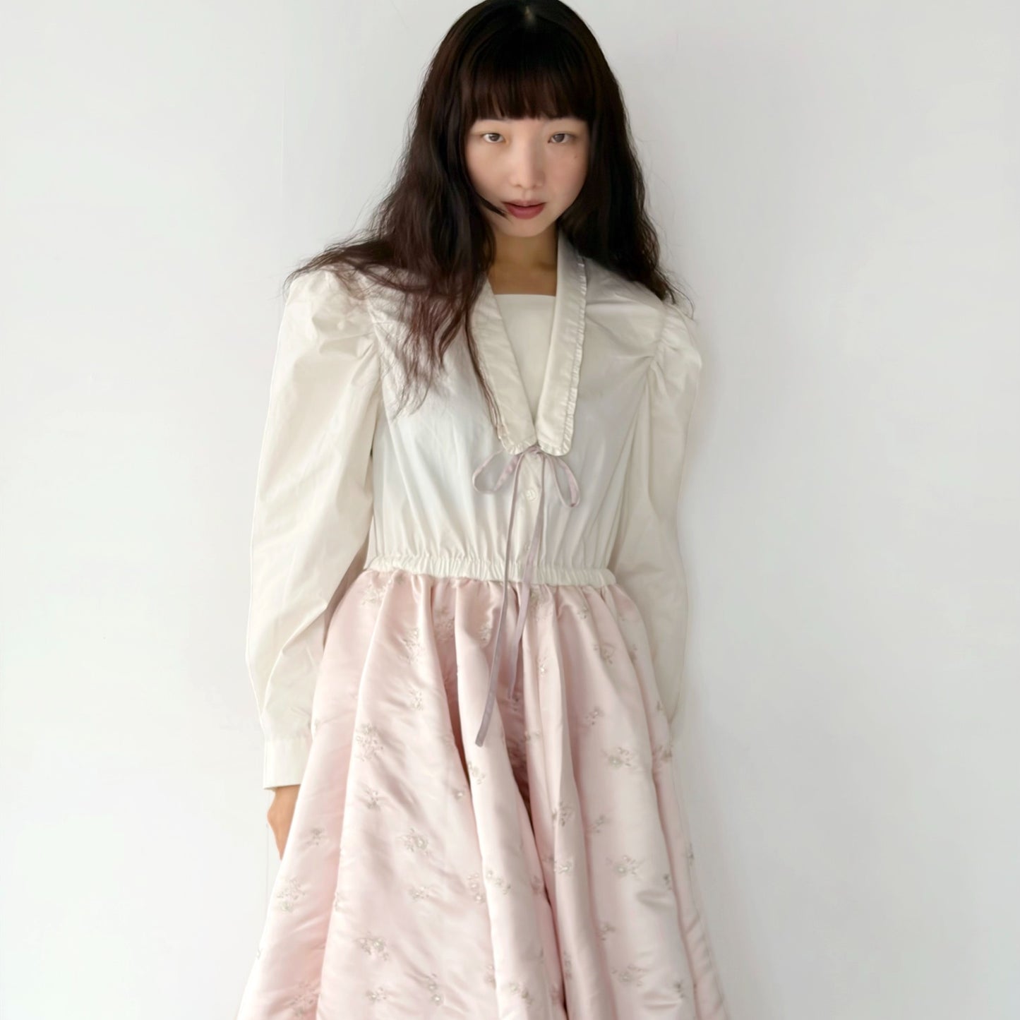 THIN COLLAR DRESS / BABY PINK / 刺繍ドレス
