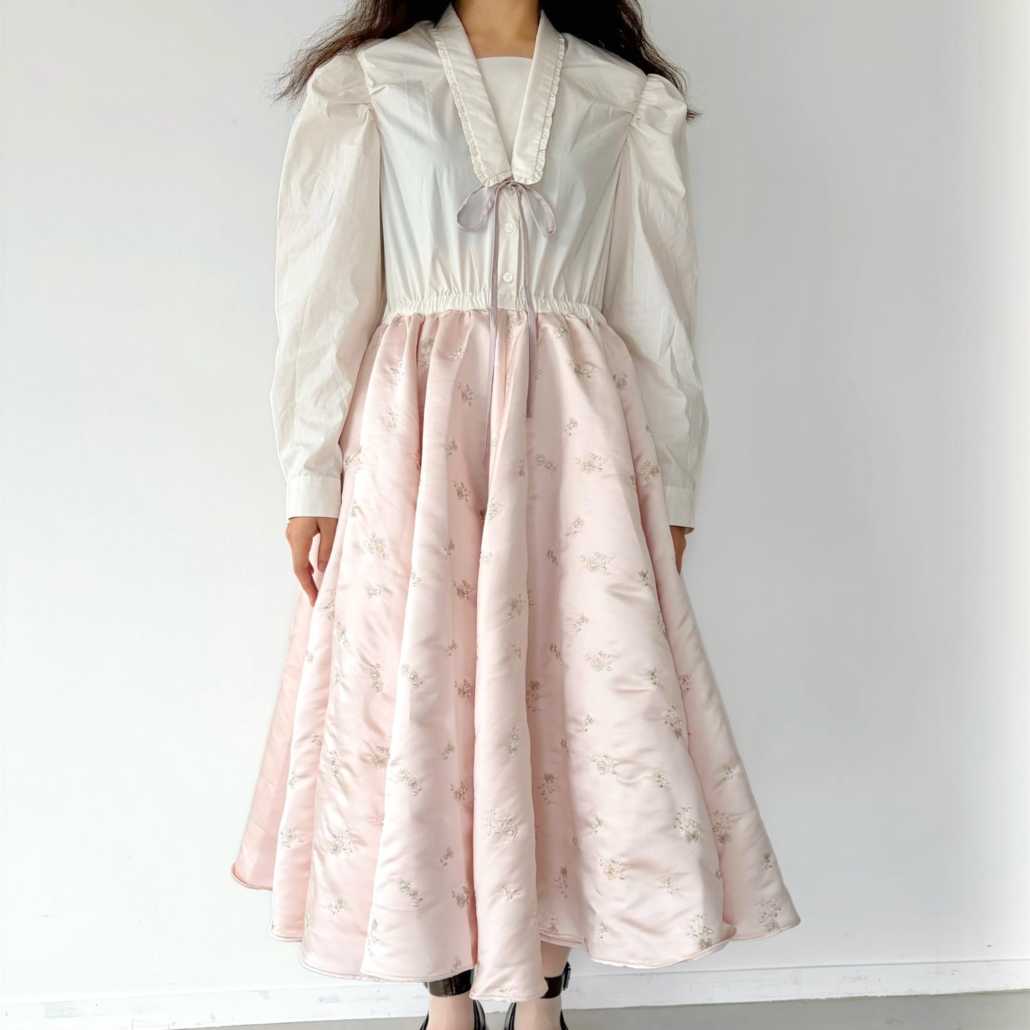 THIN COLLAR DRESS / BABY PINK / 刺繍ドレス