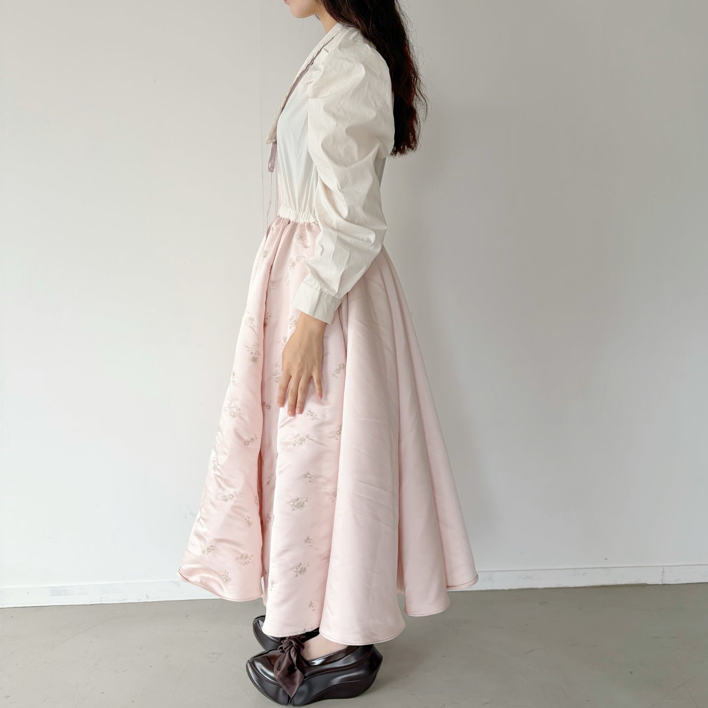 THIN COLLAR DRESS / BABY PINK / 刺繍ドレス