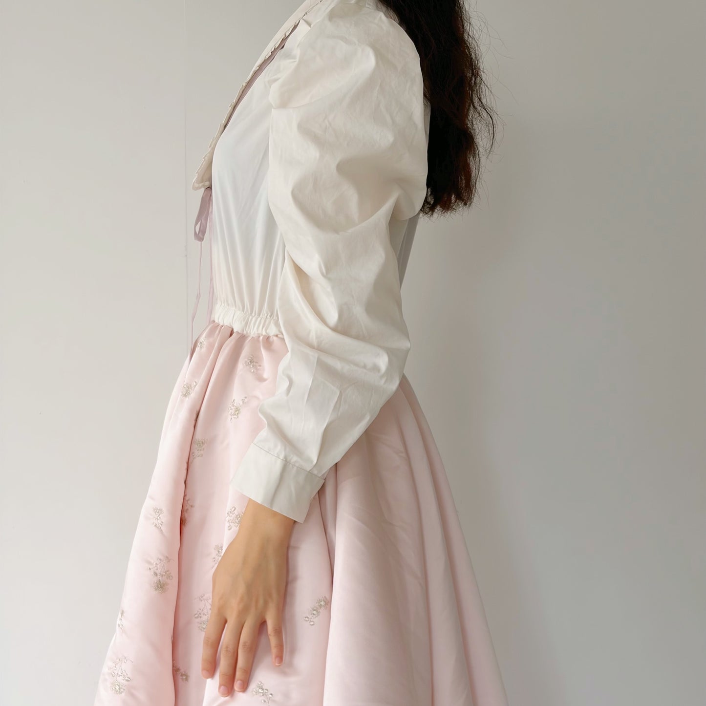THIN COLLAR DRESS / BABY PINK / 刺繍ドレス
