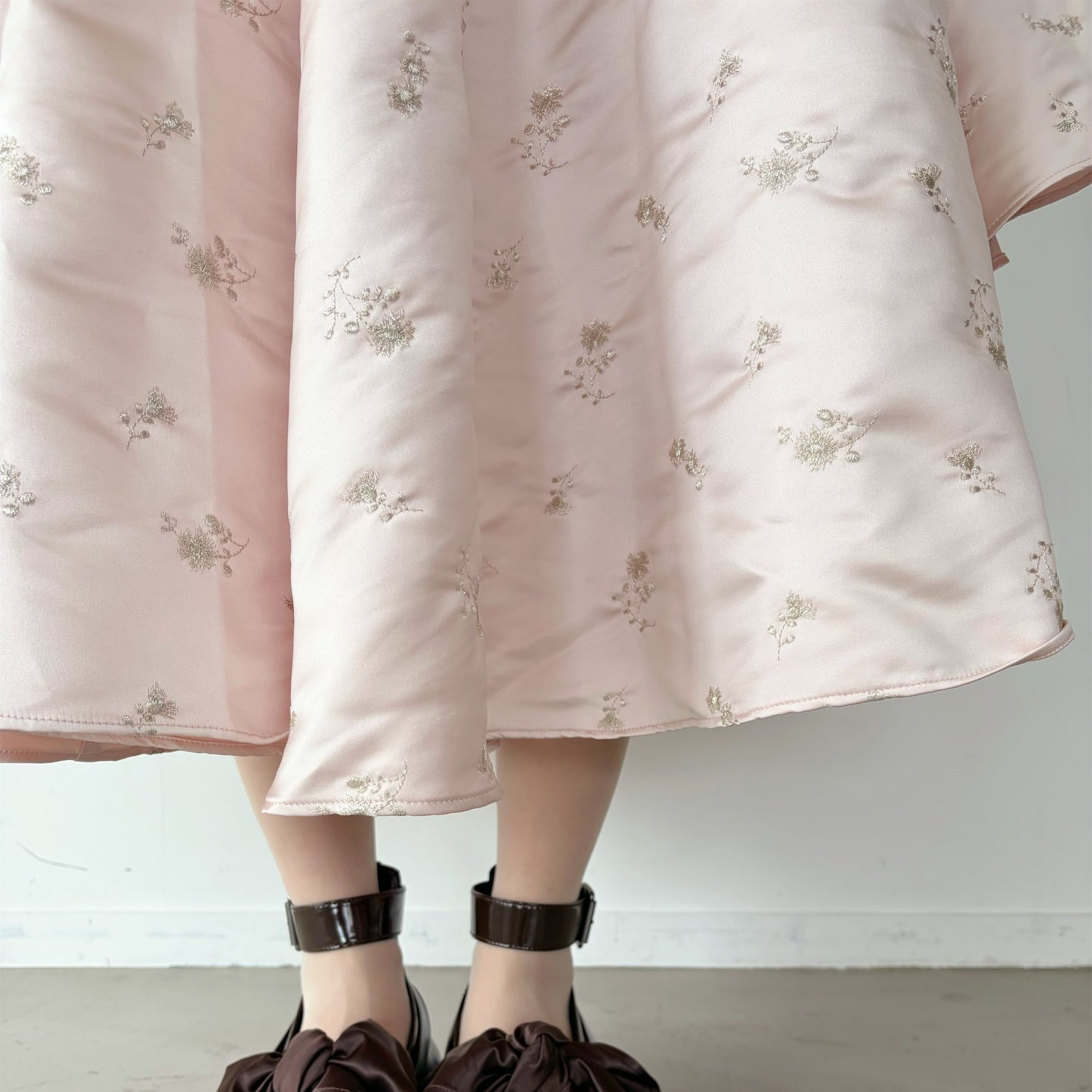 THIN COLLAR DRESS / BABY PINK / 刺繍ドレス