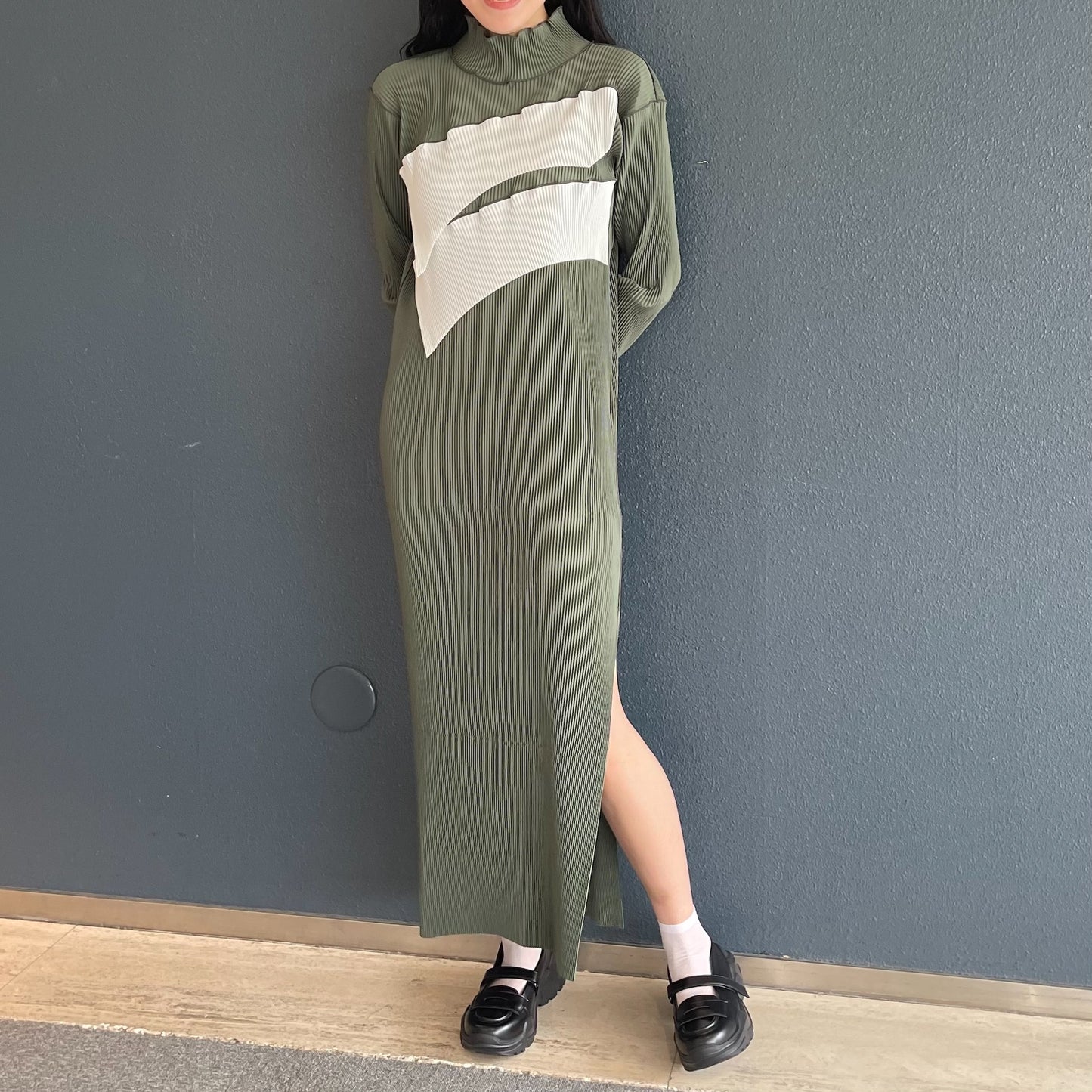 TODO WAVE LONG-SLEEVE DRESS *HIGH NECK TYPE / KHAKI / プリーツハイネックドレス | シープ /  SHEEP | kotohayokozawa