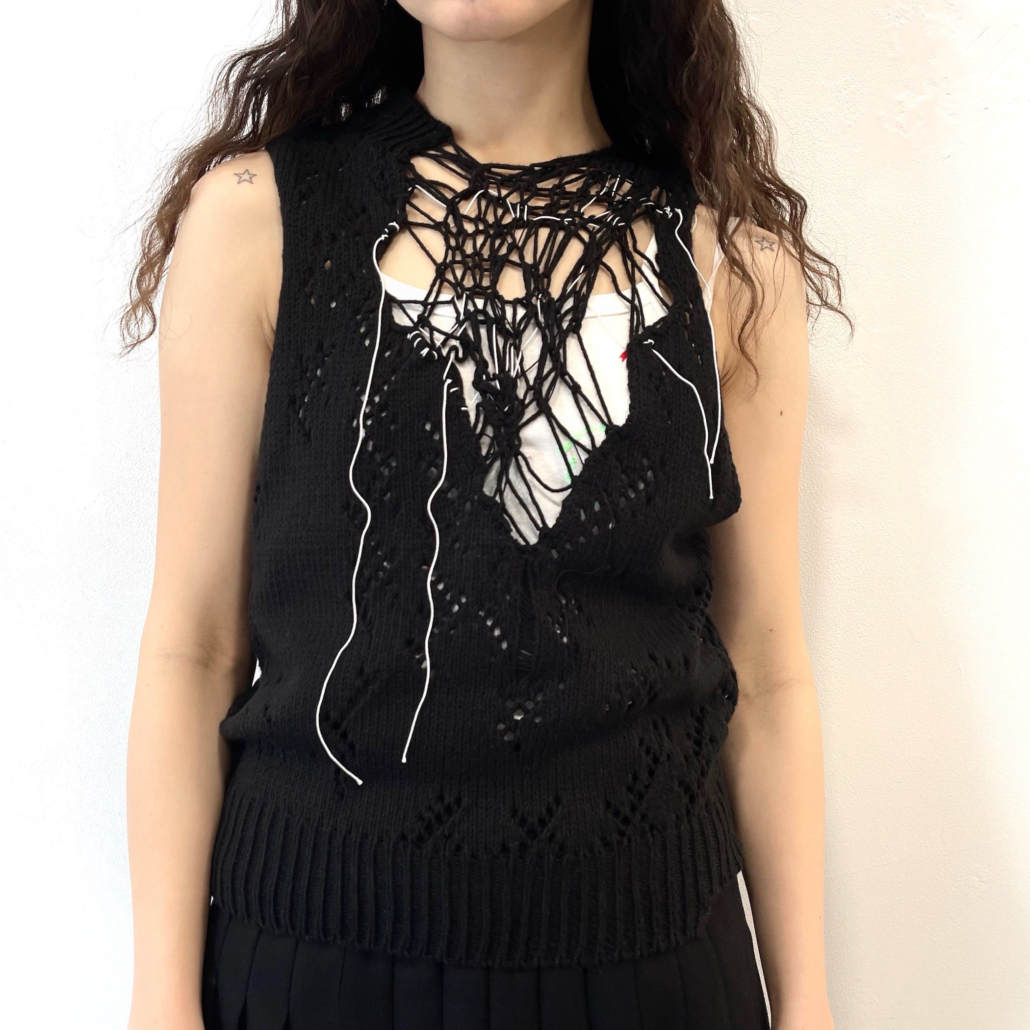 v neckline damage hand knit vest / black / ダメージハンドニットベスト