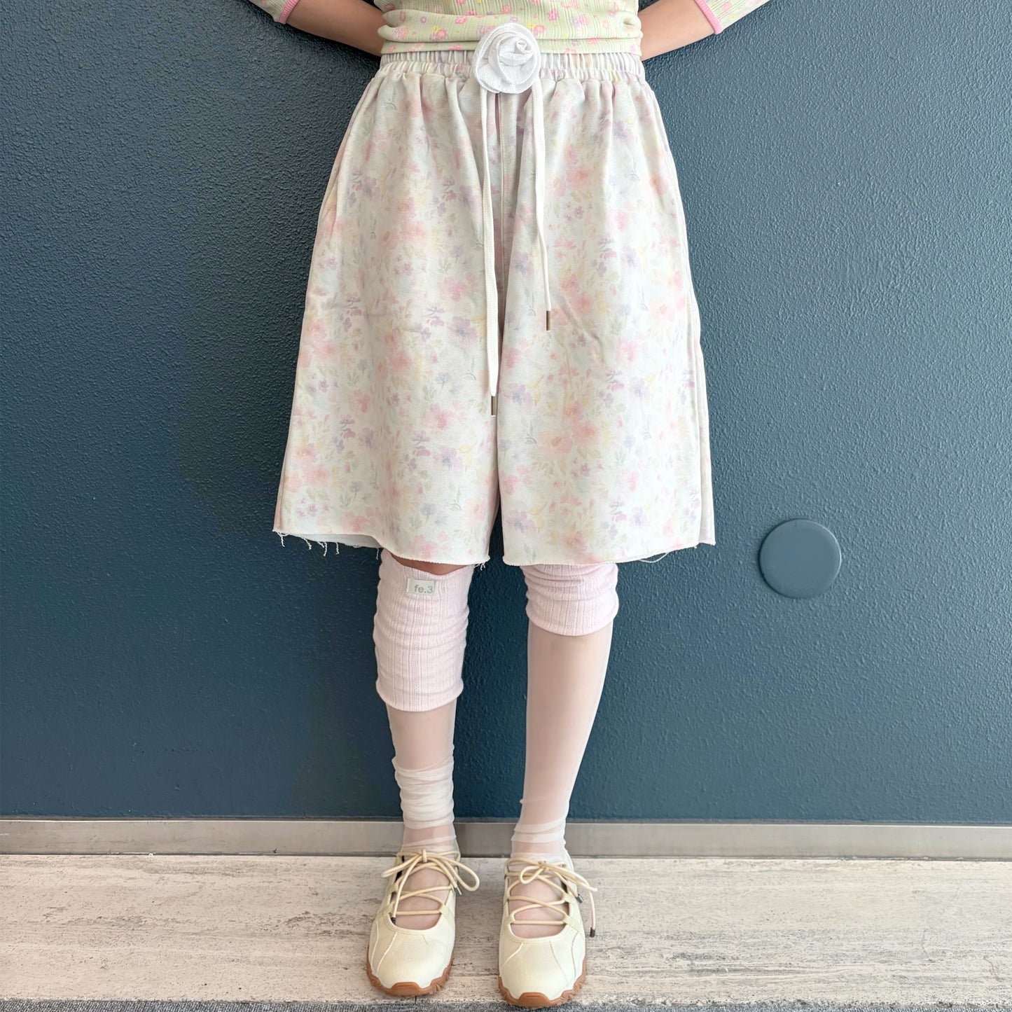 [F.E.E.S] flower bermuda pants / light grey / フラワーバミューダパンツ