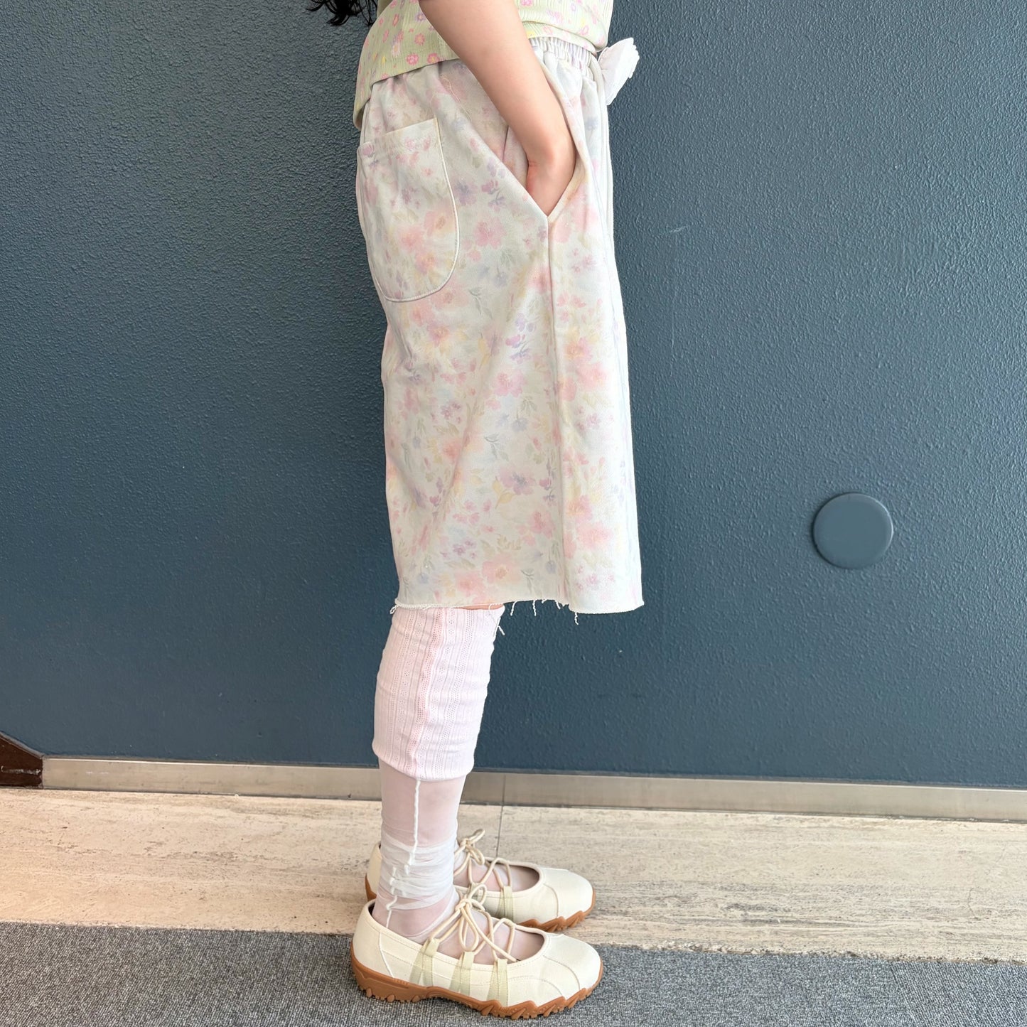 [F.E.E.S] flower bermuda pants / light grey / フラワーバミューダパンツ