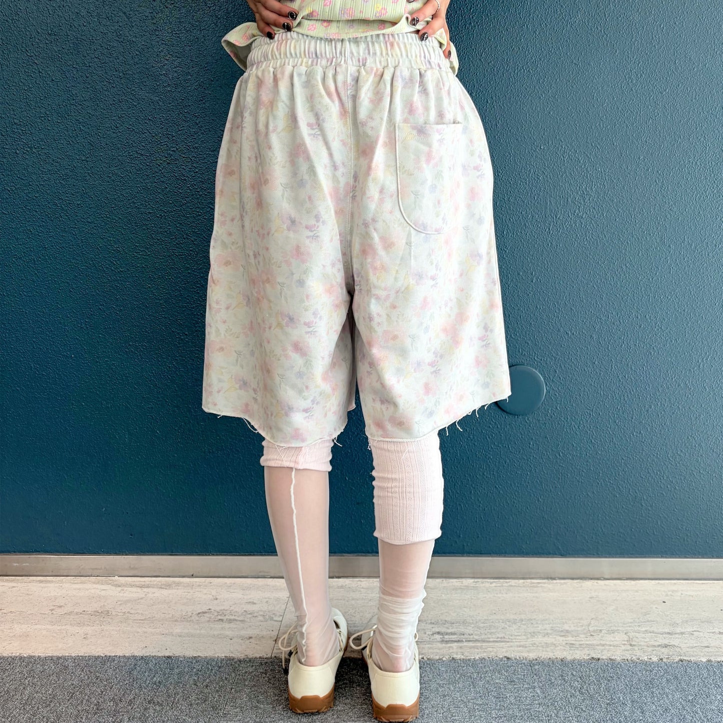 [F.E.E.S] flower bermuda pants / light grey / フラワーバミューダパンツ