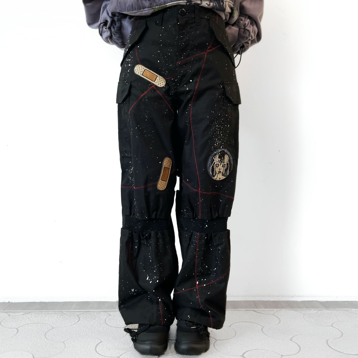 SLASH SCAR CARGO PANTS STAIN PROCESSED EMBROIDERED PATCH ARTWORK BY TREVOR BROWN / BLACK / 刺繍パッチカーゴパンツ