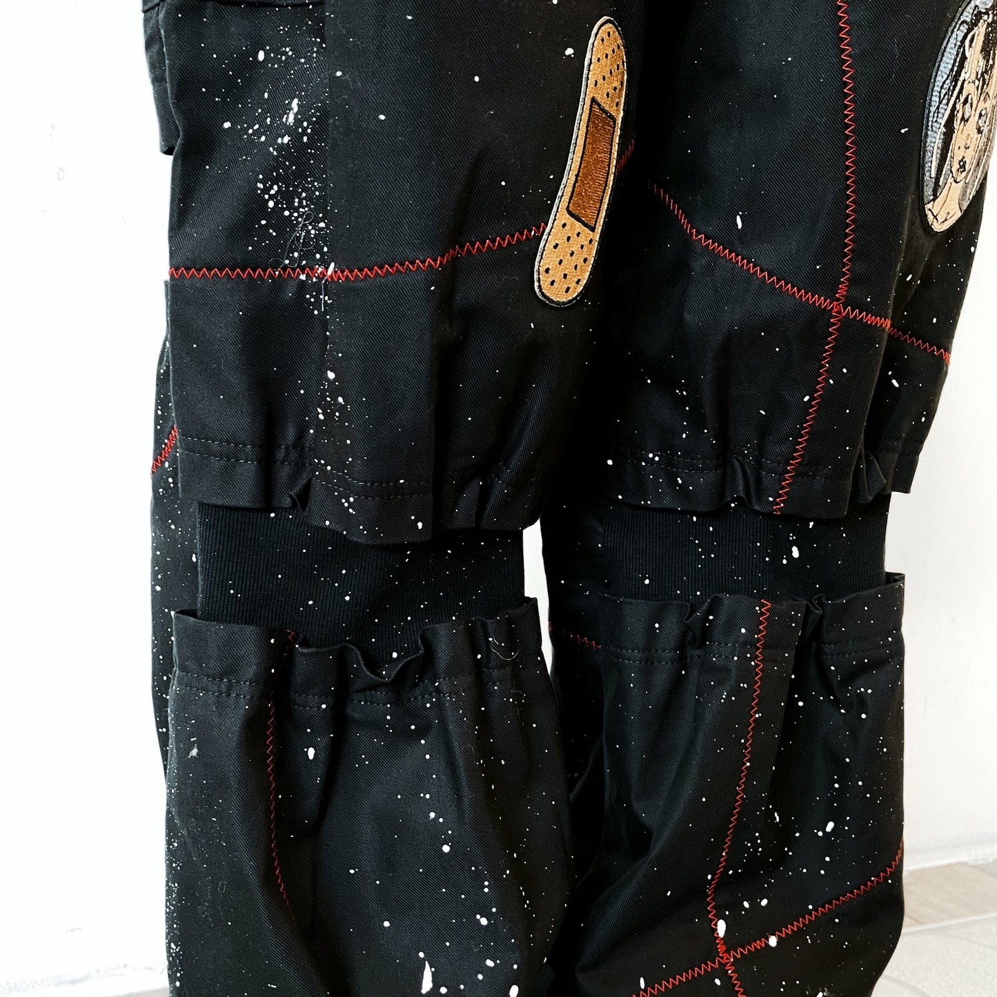 SLASH SCAR CARGO PANTS STAIN PROCESSED EMBROIDERED PATCH ARTWORK BY TREVOR BROWN / BLACK / 刺繍パッチカーゴパンツ