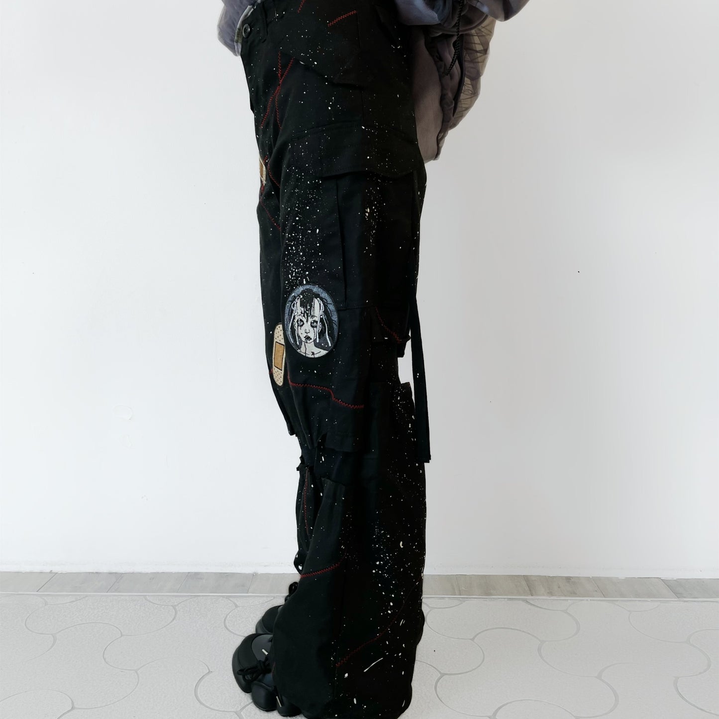 SLASH SCAR CARGO PANTS STAIN PROCESSED EMBROIDERED PATCH ARTWORK BY TREVOR BROWN / BLACK / 刺繍パッチカーゴパンツ
